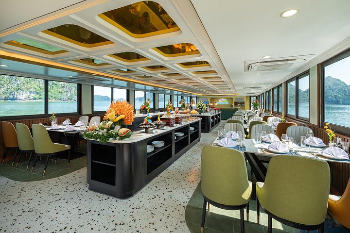 Une croisière luxueuse navigue à travers les superbes karsts calcaires de la baie de Lan Ha, au Vietnam, photo 6 | wizardtrip