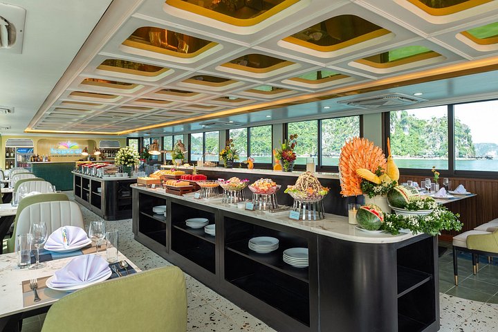 Une croisière luxueuse navigue à travers les superbes karsts calcaires de la baie de Lan Ha, au Vietnam, photo 7 | wizardtrip