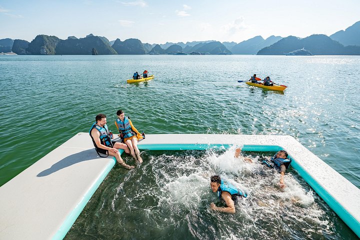 Une croisière luxueuse navigue à travers les superbes karsts calcaires de la baie de Lan Ha, au Vietnam, photo 18 | wizardtrip