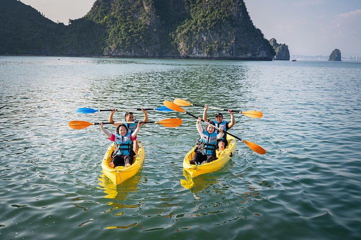 Une croisière luxueuse navigue à travers les superbes karsts calcaires de la baie de Lan Ha, au Vietnam, photo 19 | wizardtrip