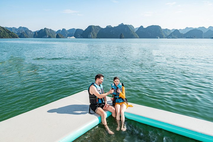 Une croisière luxueuse navigue à travers les superbes karsts calcaires de la baie de Lan Ha, au Vietnam, photo 21 | wizardtrip