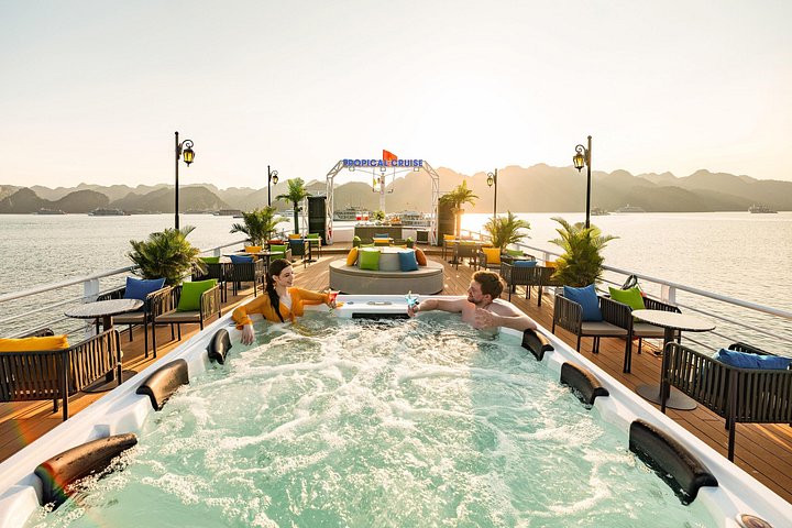 Une croisière luxueuse navigue à travers les superbes karsts calcaires de la baie de Lan Ha, au Vietnam, photo 22 | wizardtrip