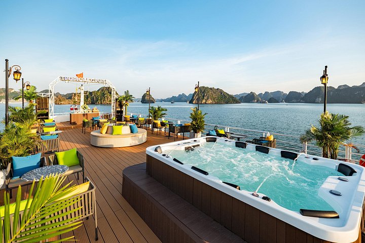 Une croisière luxueuse navigue à travers les superbes karsts calcaires de la baie de Lan Ha, au Vietnam, photo 23 | wizardtrip