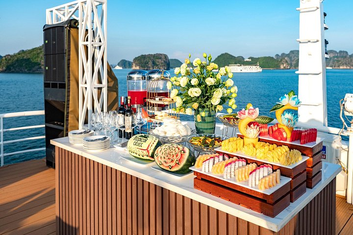 Une croisière luxueuse navigue à travers les superbes karsts calcaires de la baie de Lan Ha, au Vietnam, photo 24 | wizardtrip