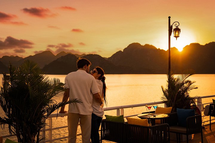 Une croisière luxueuse navigue à travers les superbes karsts calcaires de la baie de Lan Ha, au Vietnam, photo 26 | wizardtrip