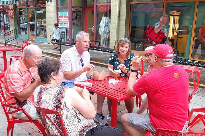 Kulinarisk udforskning gennem Cincinnatis gader og Findlay Market med lokal mad og historiske steder, foto 13 | wizardtrip