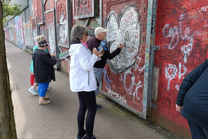 Private Black Taxi Tour durch Belfasts Wandgemälde und Friedensmauer mit historischen Einblicken, Foto 18 | wizardtrip