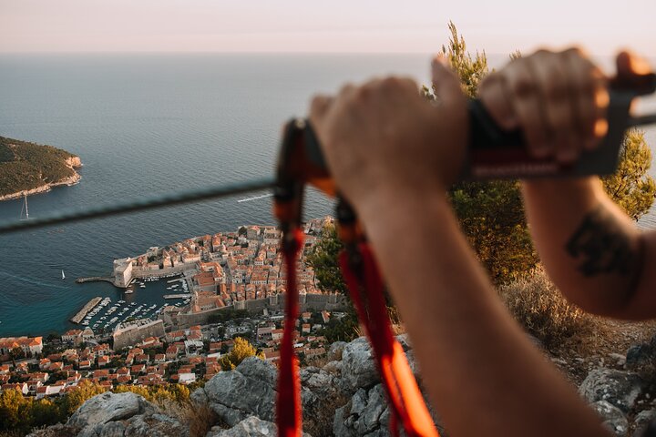Experimente uma emocionante aventura de tirolesa ao pôr do sol sobre a cidade velha histórica de Dubrovnik e o Mar Adriático, foto 8 | wizardtrip