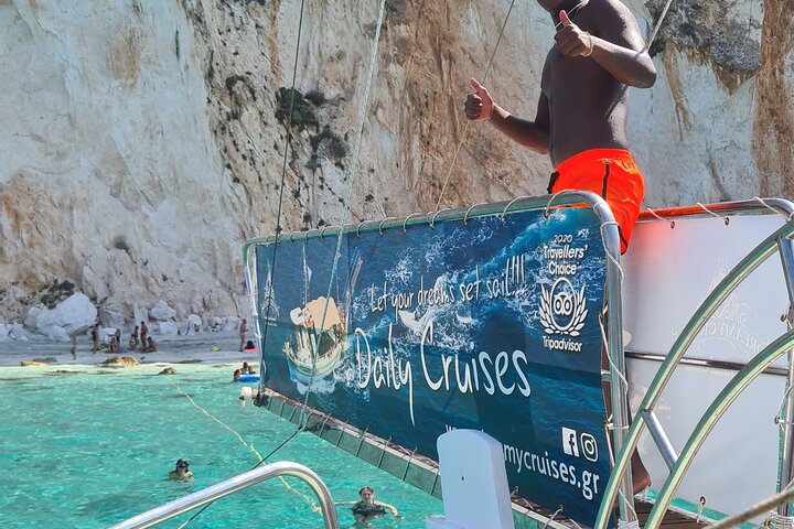 Cruzeiro de barco grego tradicional em Kefalonia, visitando praias deslumbrantes e desfrutando das comodidades a bordo, foto 6 | wizardtrip