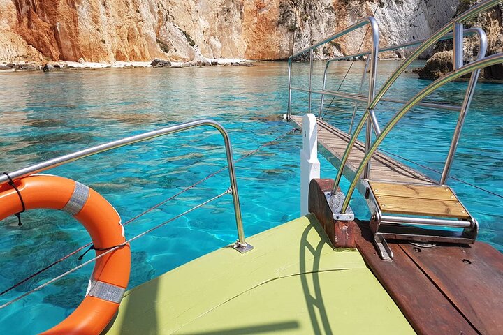 Cruzeiro de barco grego tradicional em Kefalonia, visitando praias deslumbrantes e desfrutando das comodidades a bordo, foto 7 | wizardtrip