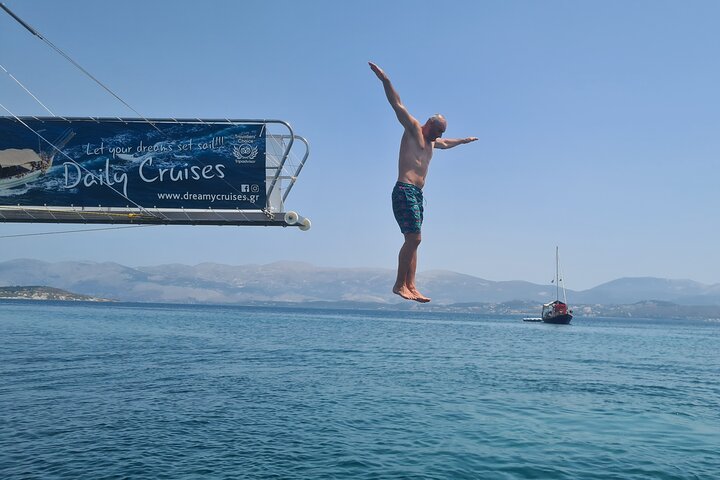 Cruzeiro de barco grego tradicional em Kefalonia, visitando praias deslumbrantes e desfrutando das comodidades a bordo, foto 8 | wizardtrip