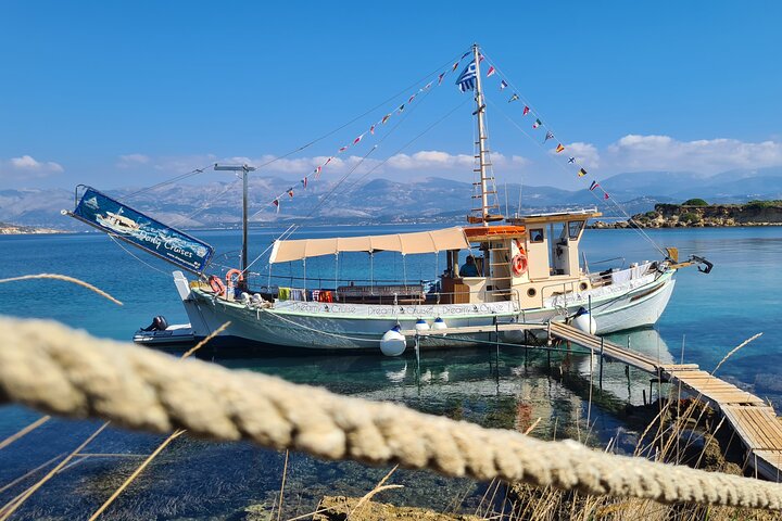 Cruzeiro de barco grego tradicional em Kefalonia, visitando praias deslumbrantes e desfrutando das comodidades a bordo, foto 10 | wizardtrip