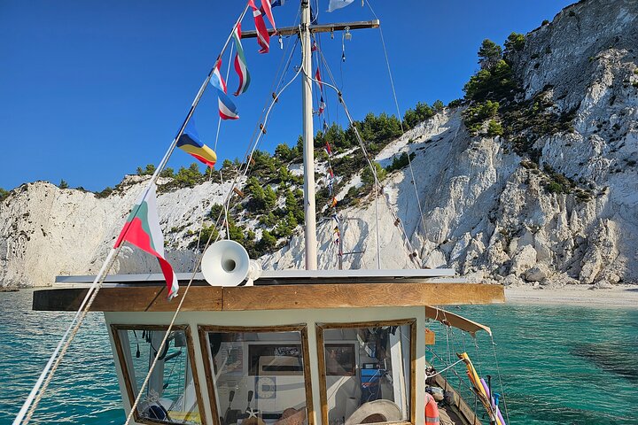 Cruzeiro de barco grego tradicional em Kefalonia, visitando praias deslumbrantes e desfrutando das comodidades a bordo, foto 17 | wizardtrip