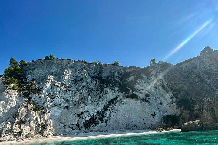 Cruzeiro de barco grego tradicional em Kefalonia, visitando praias deslumbrantes e desfrutando das comodidades a bordo, foto 20 | wizardtrip