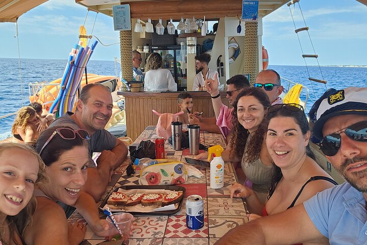 Cruzeiro de barco grego tradicional em Kefalonia, visitando praias deslumbrantes e desfrutando das comodidades a bordo, foto 23 | wizardtrip