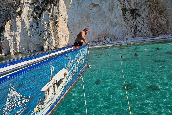 Cruzeiro de barco grego tradicional em Kefalonia, visitando praias deslumbrantes e desfrutando das comodidades a bordo, foto 29 | wizardtrip