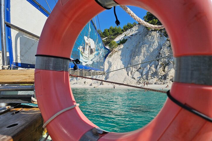 Cruzeiro de barco grego tradicional em Kefalonia, visitando praias deslumbrantes e desfrutando das comodidades a bordo, foto 30 | wizardtrip