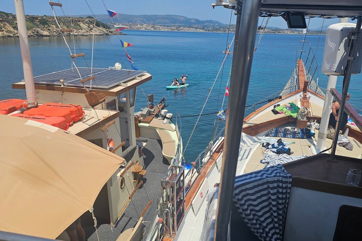 Cruzeiro de barco grego tradicional em Kefalonia, visitando praias deslumbrantes e desfrutando das comodidades a bordo, foto 34 | wizardtrip