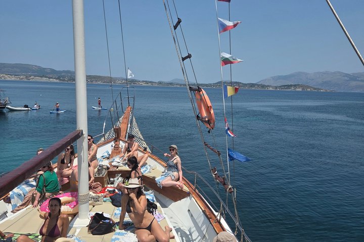 Cruzeiro de barco grego tradicional em Kefalonia, visitando praias deslumbrantes e desfrutando das comodidades a bordo, foto 35 | wizardtrip