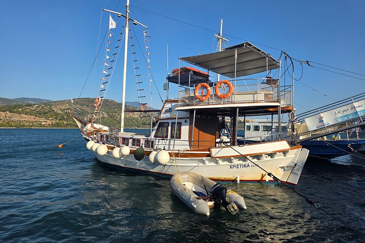 Cruzeiro de barco grego tradicional em Kefalonia, visitando praias deslumbrantes e desfrutando das comodidades a bordo, foto 38 | wizardtrip