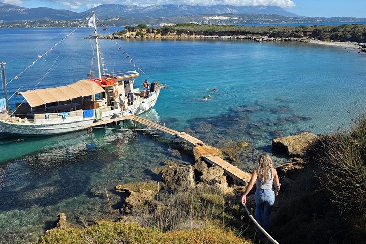 Cruzeiro de barco grego tradicional em Kefalonia, visitando praias deslumbrantes e desfrutando das comodidades a bordo, foto 39 | wizardtrip