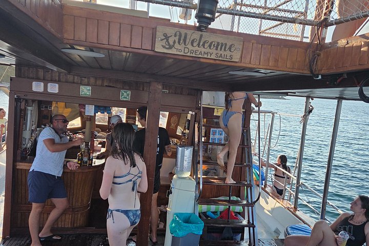 Cruzeiro de barco grego tradicional em Kefalonia, visitando praias deslumbrantes e desfrutando das comodidades a bordo, foto 41 | wizardtrip