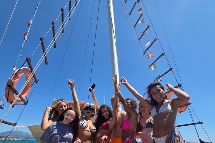 Cruzeiro de barco grego tradicional em Kefalonia, visitando praias deslumbrantes e desfrutando das comodidades a bordo, foto 42 | wizardtrip
