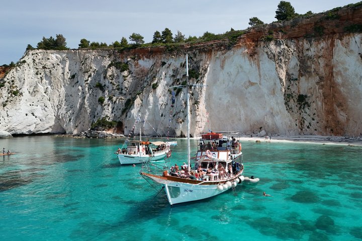 Cruzeiro de barco grego tradicional em Kefalonia, visitando praias deslumbrantes e desfrutando das comodidades a bordo, foto 46 | wizardtrip