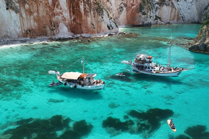Cruzeiro de barco grego tradicional em Kefalonia, visitando praias deslumbrantes e desfrutando das comodidades a bordo, foto 47 | wizardtrip