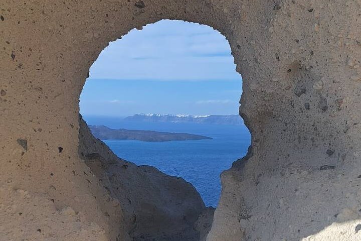 Tour privato di mezza giornata alla scoperta dei villaggi iconici di Santorini, viste sulla caldera e spiagge uniche, foto 13 | wizardtrip