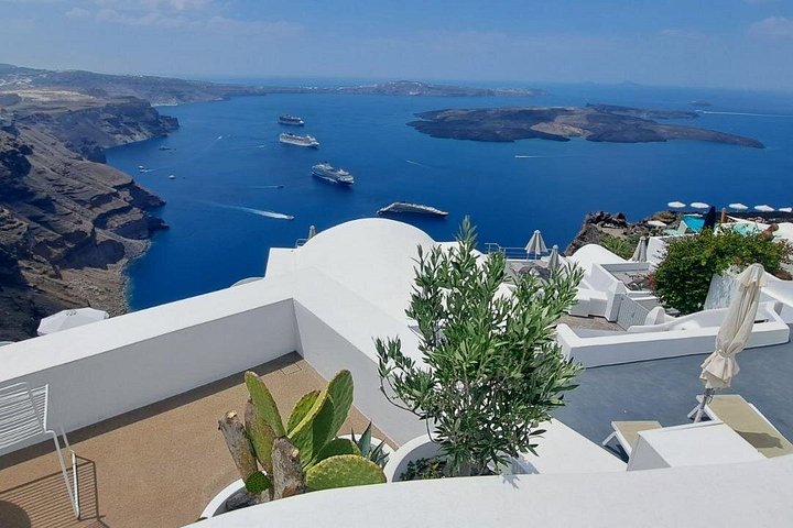 Tour privato di mezza giornata alla scoperta dei villaggi iconici di Santorini, viste sulla caldera e spiagge uniche, foto 36 | wizardtrip