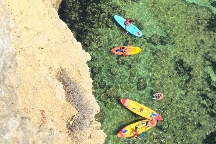 Excursion guidée en kayak explorant les grottes, plages et formations rocheuses de Benagil sur la côte de l'Algarve au Portugal, photo 7 | wizardtrip