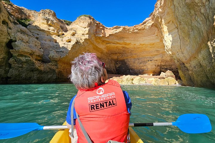Excursion guidée en kayak explorant les grottes, plages et formations rocheuses de Benagil sur la côte de l'Algarve au Portugal, photo 9 | wizardtrip