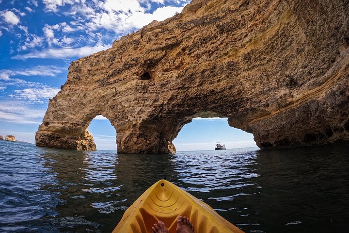 Excursion guidée en kayak explorant les grottes, plages et formations rocheuses de Benagil sur la côte de l'Algarve au Portugal, photo 10 | wizardtrip
