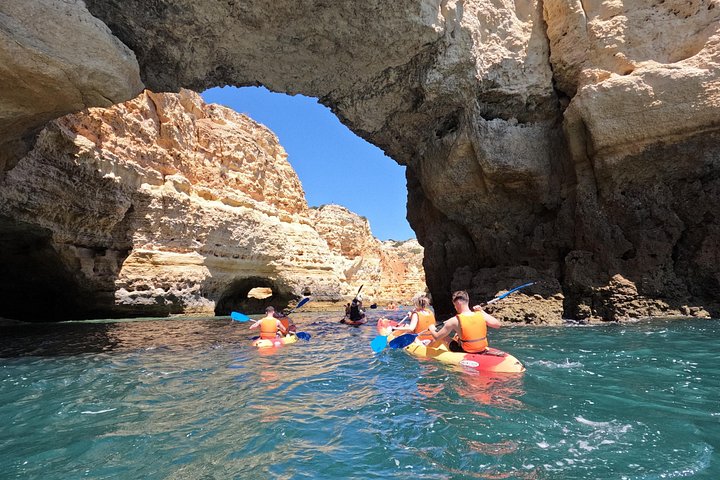 Excursion guidée en kayak explorant les grottes, plages et formations rocheuses de Benagil sur la côte de l'Algarve au Portugal, photo 11 | wizardtrip
