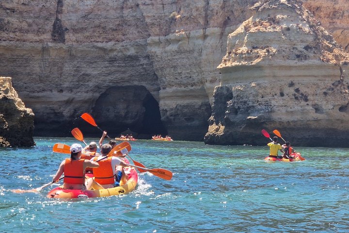 Excursion guidée en kayak explorant les grottes, plages et formations rocheuses de Benagil sur la côte de l'Algarve au Portugal, photo 12 | wizardtrip