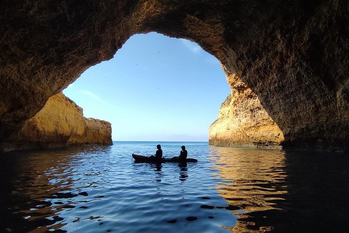 Excursion guidée en kayak explorant les grottes, plages et formations rocheuses de Benagil sur la côte de l'Algarve au Portugal, photo 13 | wizardtrip