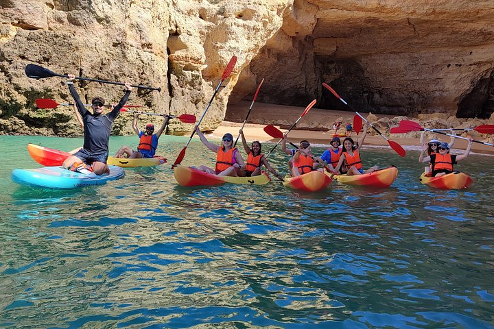 Excursion guidée en kayak explorant les grottes, plages et formations rocheuses de Benagil sur la côte de l'Algarve au Portugal, photo 14 | wizardtrip