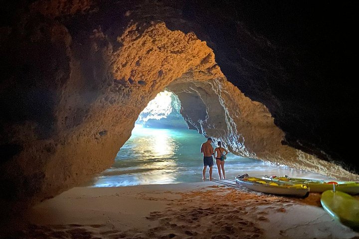 Excursion guidée en kayak explorant les grottes, plages et formations rocheuses de Benagil sur la côte de l'Algarve au Portugal, photo 15 | wizardtrip