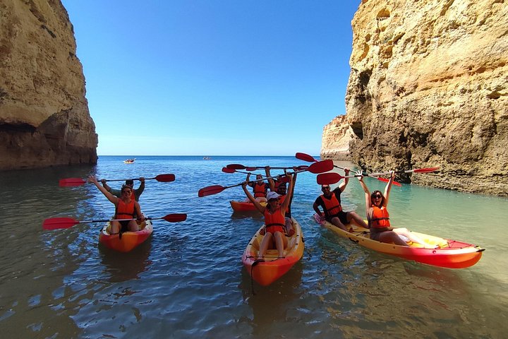 Excursion guidée en kayak explorant les grottes, plages et formations rocheuses de Benagil sur la côte de l'Algarve au Portugal, photo 16 | wizardtrip