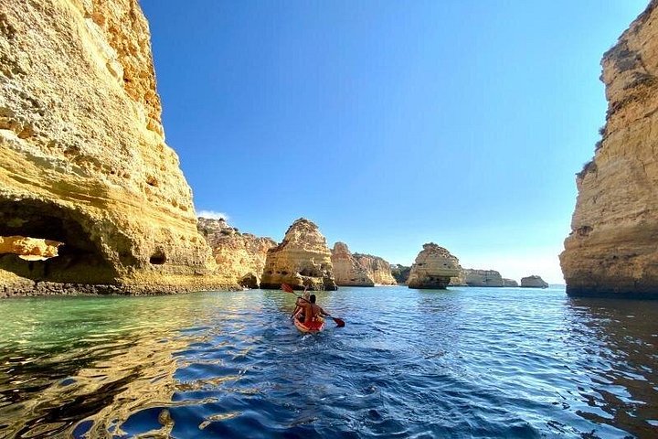 Excursion guidée en kayak explorant les grottes, plages et formations rocheuses de Benagil sur la côte de l'Algarve au Portugal, photo 17 | wizardtrip