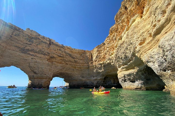 Excursion guidée en kayak explorant les grottes, plages et formations rocheuses de Benagil sur la côte de l'Algarve au Portugal, photo 18 | wizardtrip