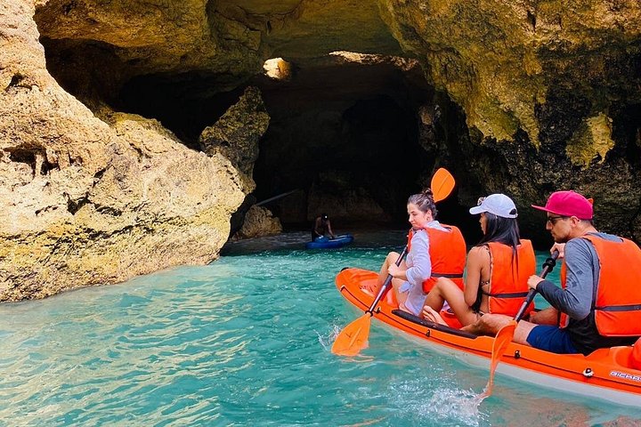 Excursion guidée en kayak explorant les grottes, plages et formations rocheuses de Benagil sur la côte de l'Algarve au Portugal, photo 19 | wizardtrip