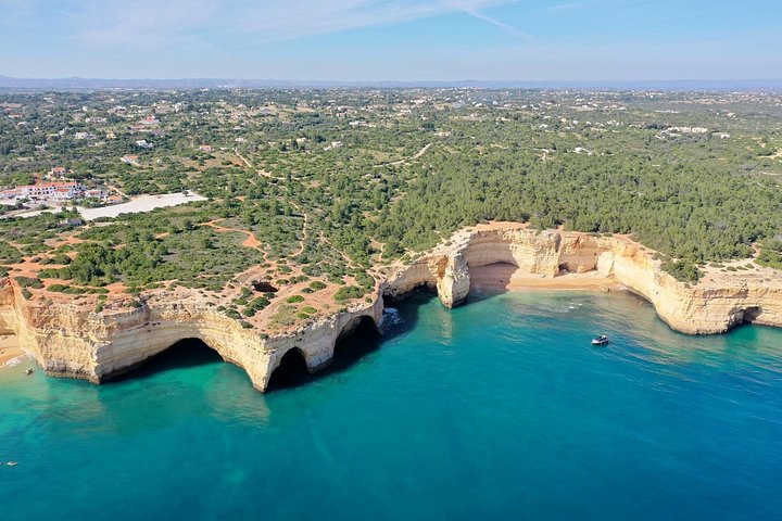 Excursion guidée en kayak explorant les grottes, plages et formations rocheuses de Benagil sur la côte de l'Algarve au Portugal, photo 20 | wizardtrip