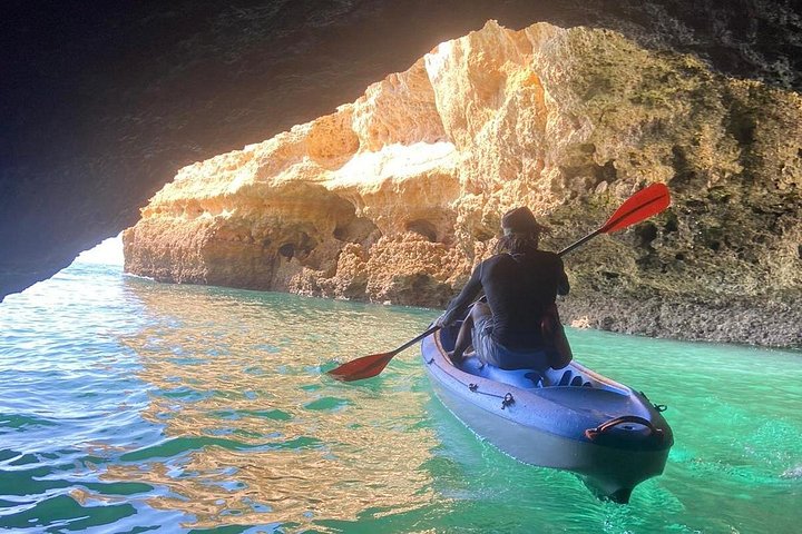 Excursion guidée en kayak explorant les grottes, plages et formations rocheuses de Benagil sur la côte de l'Algarve au Portugal, photo 21 | wizardtrip