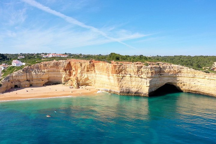 Excursion guidée en kayak explorant les grottes, plages et formations rocheuses de Benagil sur la côte de l'Algarve au Portugal, photo 22 | wizardtrip