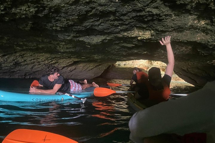 Excursion guidée en kayak explorant les grottes, plages et formations rocheuses de Benagil sur la côte de l'Algarve au Portugal, photo 23 | wizardtrip