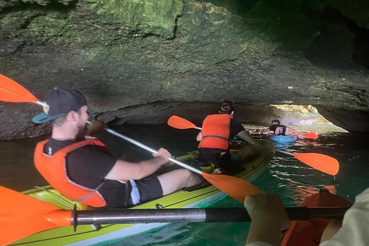 Excursion guidée en kayak explorant les grottes, plages et formations rocheuses de Benagil sur la côte de l'Algarve au Portugal, photo 24 | wizardtrip