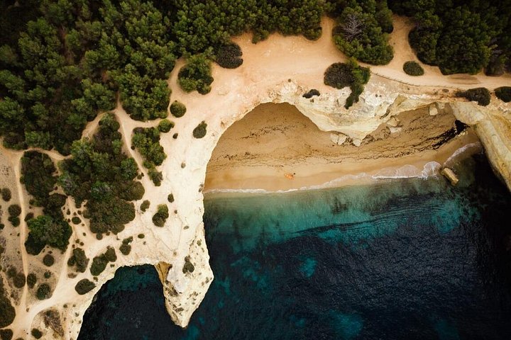 Excursion guidée en kayak explorant les grottes, plages et formations rocheuses de Benagil sur la côte de l'Algarve au Portugal, photo 25 | wizardtrip
