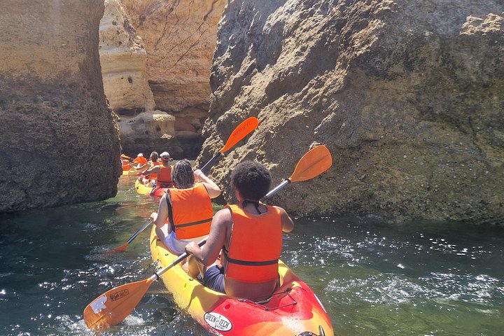 Excursion guidée en kayak explorant les grottes, plages et formations rocheuses de Benagil sur la côte de l'Algarve au Portugal, photo 26 | wizardtrip